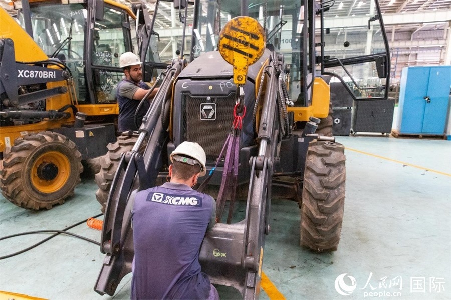 兩名徐工巴西制造基地的當(dāng)?shù)貑T工正在進(jìn)行設(shè)備安裝和調(diào)試。 人民日?qǐng)?bào)社拉美中心分社 威廉·科埃略·維亞納攝