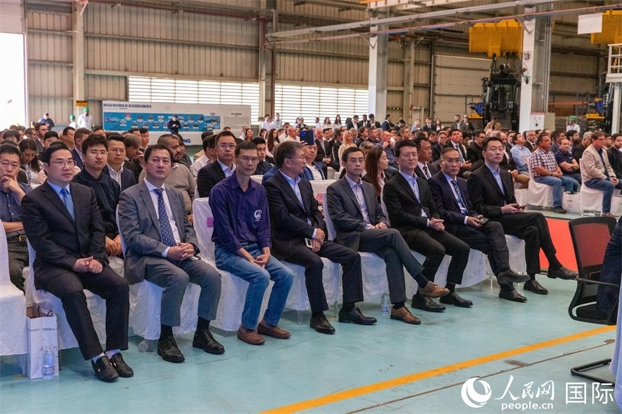 巴西米納斯吉拉斯州、波蘇阿雷格里市政府官員，徐工巴西制造的供應(yīng)商、經(jīng)銷商、客戶伙伴和員工代表，以及在巴中資機(jī)構(gòu)代表等200多人，出席了徐工巴西制造投產(chǎn)運(yùn)營10周年暨第23456臺(tái)產(chǎn)品下線儀式。 人民網(wǎng) 威廉·科埃略·維亞納攝