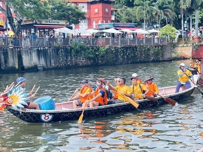 多元種族共同奮輯前進(jìn)，體驗(yàn)在馬六甲河劃龍舟，引來大批游客駐足圍觀。組委會(huì)供圖