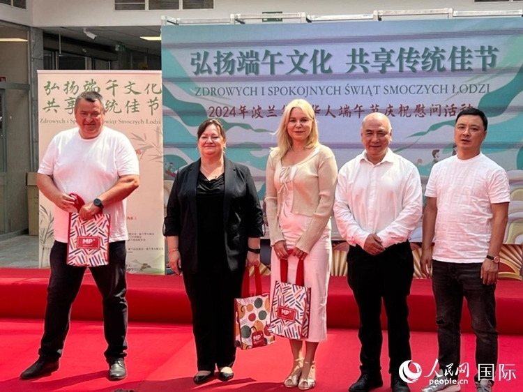 向波蘭友人發(fā)放端午節(jié)慰問(wèn)品。人民網(wǎng)記者 李增偉攝