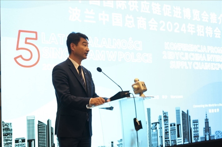 波蘭中國總商會會長胡新元致辭。