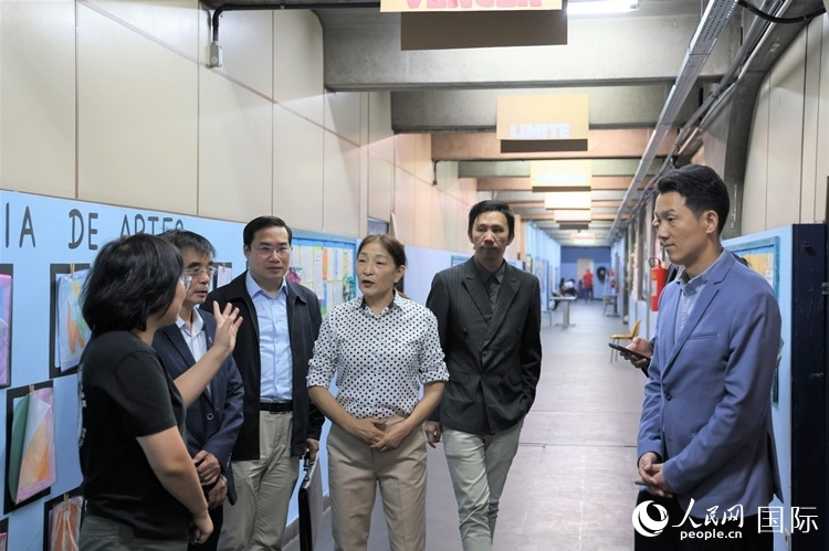 中國駐里約總領館商務參贊敬艷輝（右一）等嘉賓在里約孔院中方院長孫艷萍（左一）帶領下，參觀薩繆爾·韋納公立學校的中文教室，了解該校中文教學軟硬件設施。人民網記者 時元皓攝