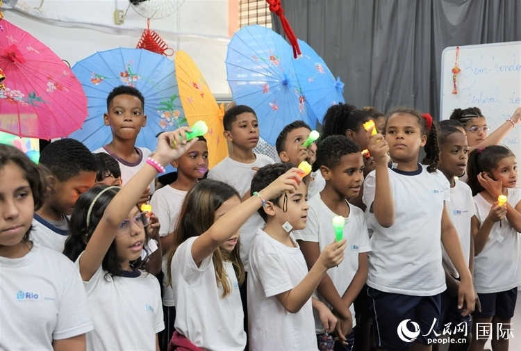 端午節(jié)活動在里約薩繆爾·韋納公立學校舉辦，該校師生合唱中文歌曲。 人民網記者 時元皓攝