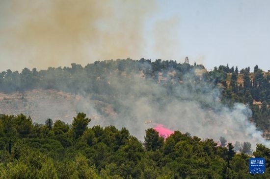 6月12日，以色列北部加利利地區(qū)遭受火箭彈襲擊后冒出滾滾濃煙。新華社發(fā)（阿亞爾·馬戈林?jǐn)z/基尼圖片社）