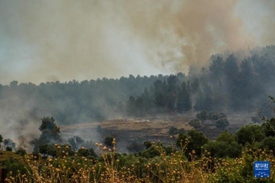  6月12日，以色列北部加利利地區(qū)遭受火箭彈襲擊后冒出滾滾濃煙。新華社發(fā)（阿亞爾·馬戈林?jǐn)z/基尼圖片社）