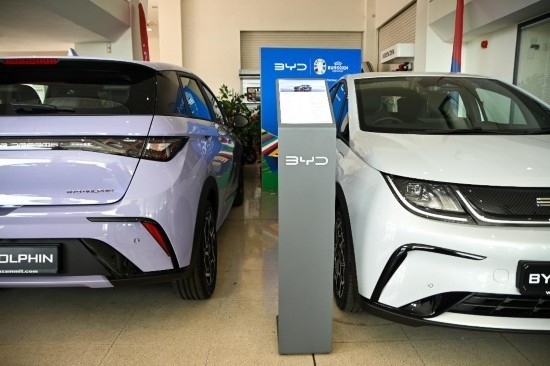 這是5月29日在馬耳他比爾基卡拉拍攝的展示廳里的比亞迪純電動汽車。新華社發(fā)（喬納森·博格 攝）