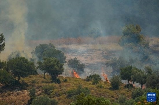 6月12日，以色列北部加利利地區(qū)遭受火箭彈襲擊后冒出滾滾濃煙。新華社發(fā)（阿亞爾·馬戈林?jǐn)z/基尼圖片社）