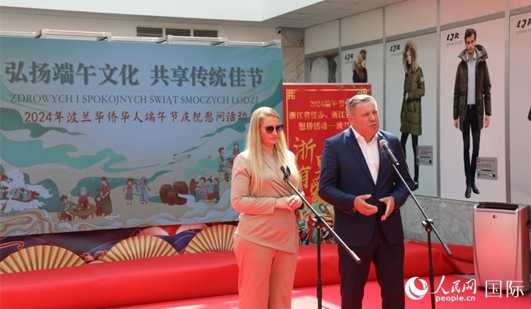 皮耶霍欽斯基（右）在活動上致辭。人民網(wǎng)記者 李增偉攝