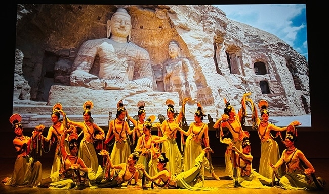 展演現(xiàn)場(chǎng)，同學(xué)們?cè)诒硌莨?jié)目《云岡飛天印象》。校方供圖