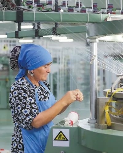 在針織毛坯車間，當(dāng)?shù)毓と苏诮泳€。胡澤曦?cái)z