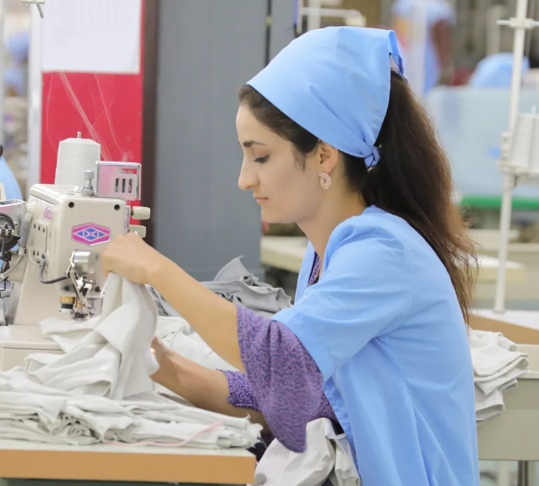 當(dāng)?shù)毓と苏谶M(jìn)行成衣縫紉。胡澤曦?cái)z