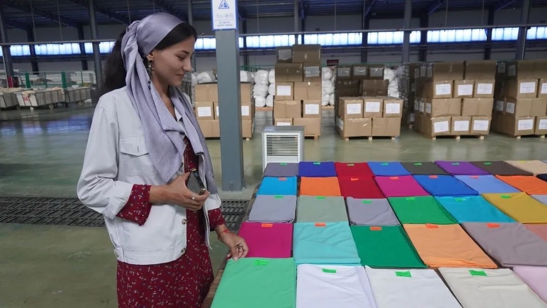 當(dāng)?shù)毓と苏跈z驗(yàn)成品。曲頌攝