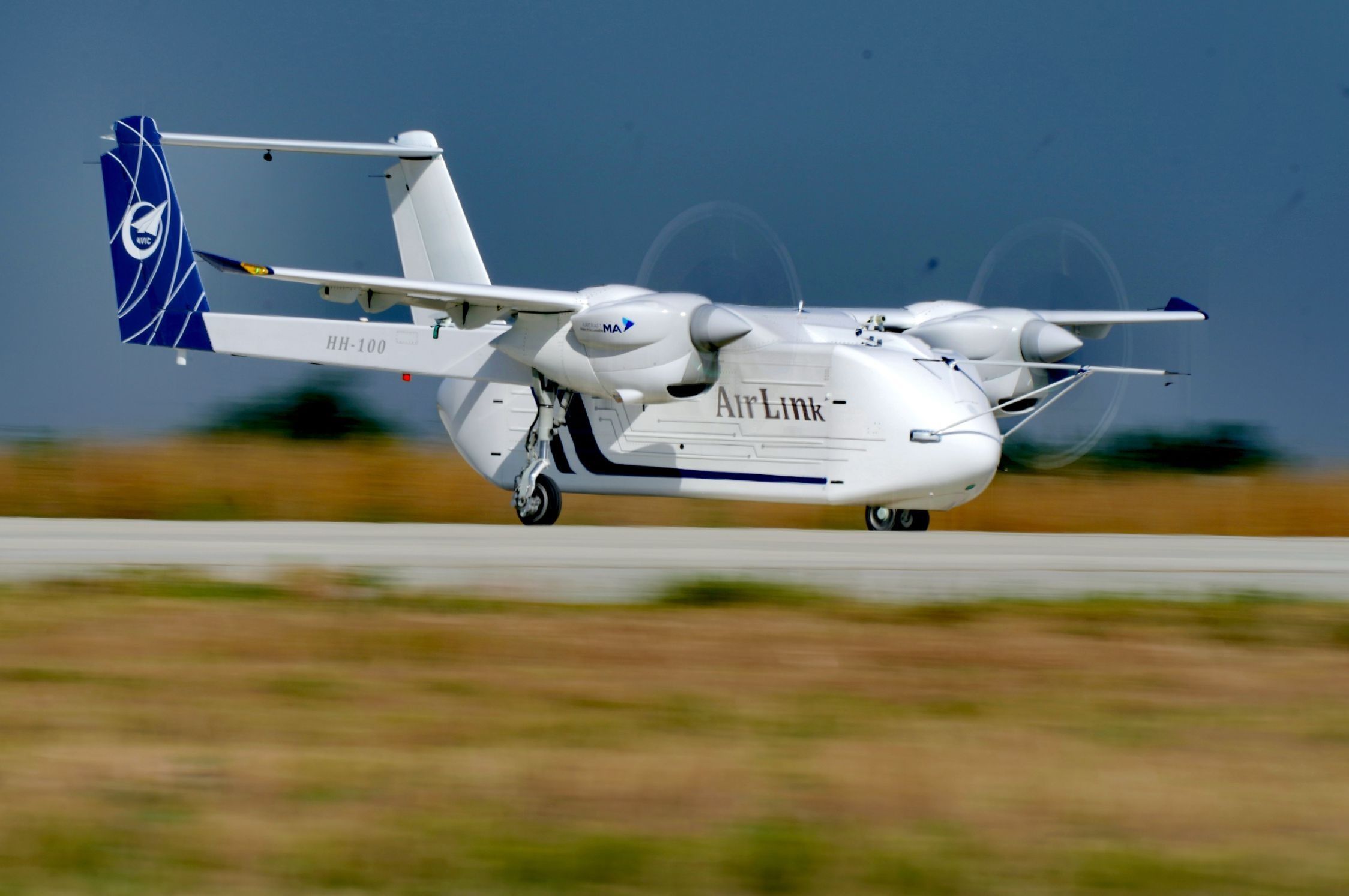△2024年6月12日，HH-100航空商用無人運(yùn)輸系統(tǒng)驗(yàn)證機(jī)在西安藍(lán)田通用機(jī)場首飛成功。