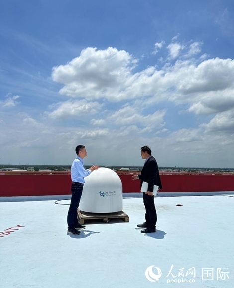 中泰兩國技術人員交流低軌寬帶衛(wèi)星互聯(lián)網(wǎng)運行情況。人民網(wǎng)記者 簡承淵攝