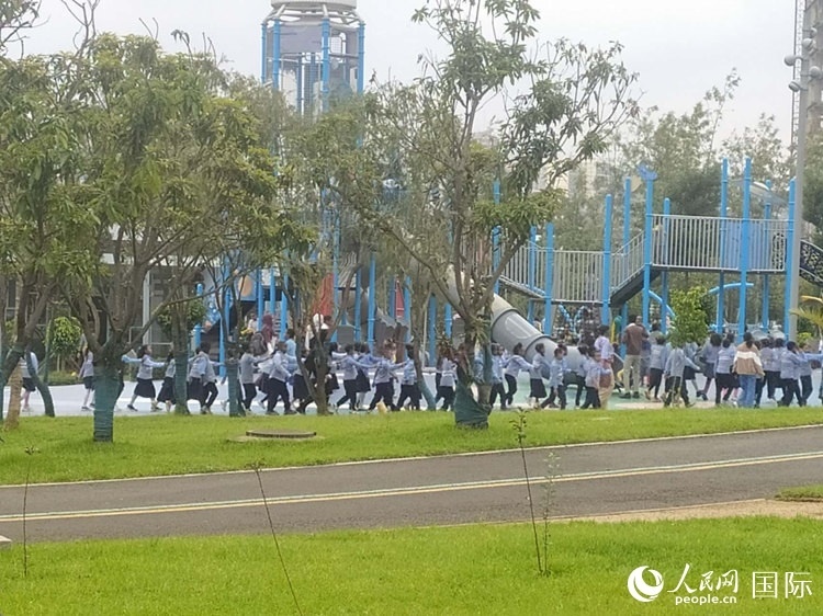 當?shù)貎和诠珗@做游戲。人民網記者 黃培昭攝