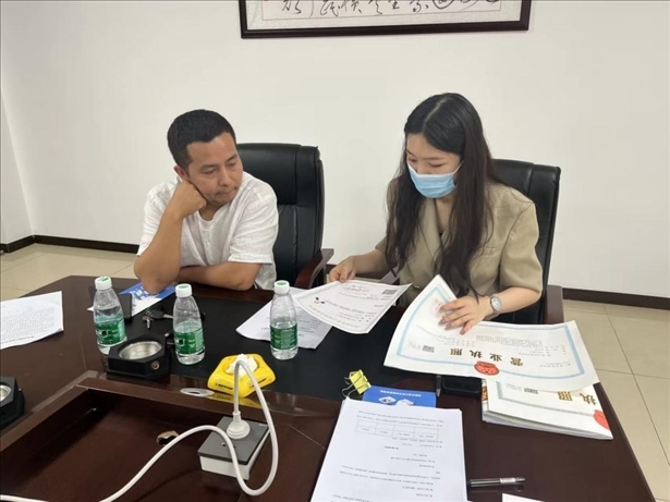 成都市溫江區(qū)市場監(jiān)管局在區(qū)農(nóng)副產(chǎn)品流通交易中心為商戶上門辦理“個轉(zhuǎn)企”登記。成都市市場監(jiān)管局供圖