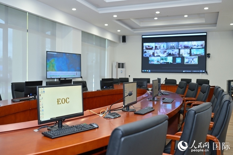 援緬甸國(guó)家疾控中心應(yīng)急指揮中心內(nèi)。人民網(wǎng)記者 謝佳君攝