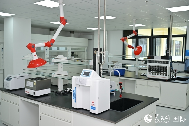 援緬甸國(guó)家疾控中心實(shí)驗(yàn)室內(nèi)。人民網(wǎng)記者 謝佳君攝