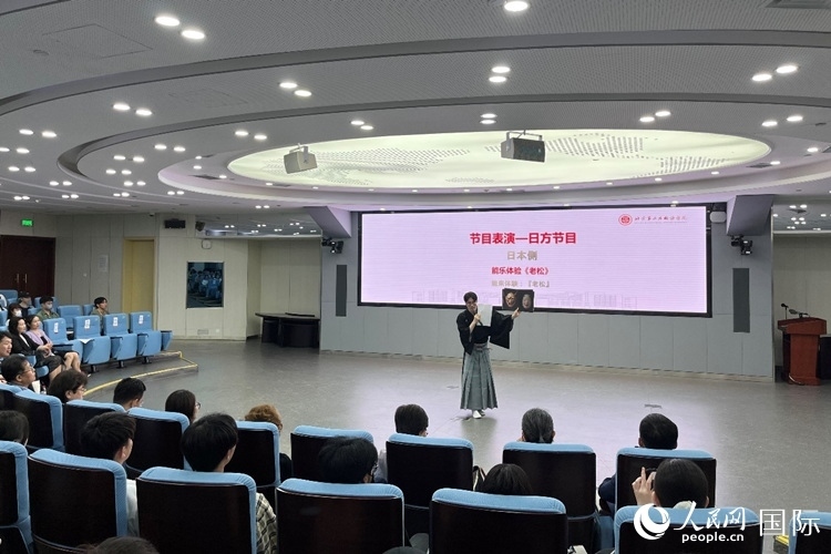 日本大學(xué)生介紹能樂(lè)知識(shí)。人民網(wǎng)記者 陳思攝