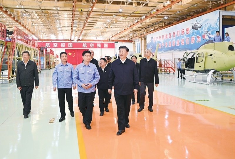 2023年10月10日至13日，中共中央總書(shū)記、國(guó)家主席、中央軍委主席習(xí)近平在江西考察。這是11日上午，習(xí)近平在景德鎮(zhèn)市昌河飛機(jī)工業(yè)（集團(tuán)）有限公司考察。 新華社記者 燕雁/攝