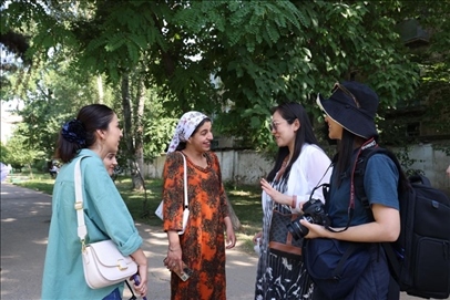 人民日報記者和塔方記者在進行交流。顏歡攝