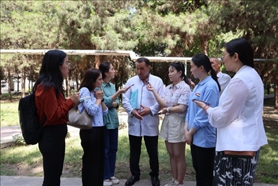 聯(lián)合采訪團隊在采訪塔吉克斯坦中央眼科醫(yī)院副院長馬爾索羅夫·薩爾杜洛。胡澤曦攝