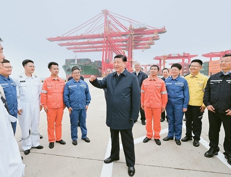 2024年5月22日至24日，中共中央總書(shū)記、國(guó)家主席、中央軍委主席習(xí)近平在山東考察。這是22日下午，習(xí)近平在日照港親切慰問(wèn)港口科技工作者、運(yùn)營(yíng)人員、航運(yùn)人員。 新華社記者 謝環(huán)馳/攝
