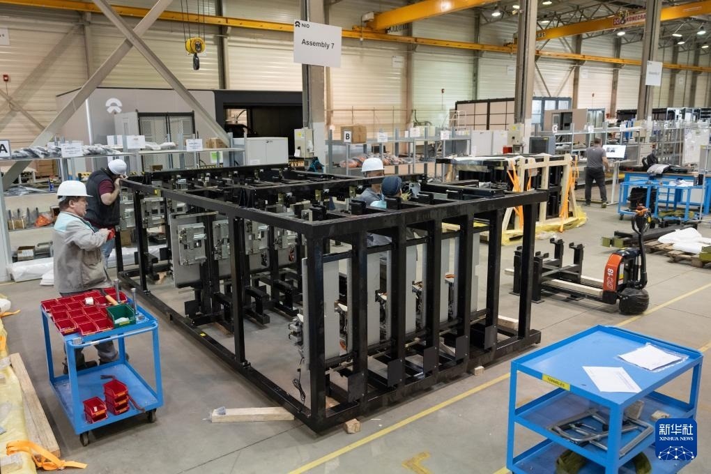 2024年1月26日，在匈牙利比奧托爾巴吉，員工在蔚來(lái)能源歐洲工廠工作。新華社發(fā)（弗爾季·奧蒂洛 攝）