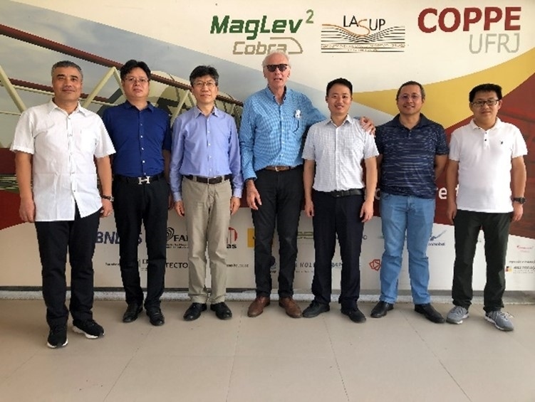 實(shí)驗(yàn)室建設(shè)團(tuán)隊(duì)主要負(fù)責(zé)人與巴西里約熱內(nèi)盧聯(lián)邦大學(xué)交流。西南交通大學(xué)供圖