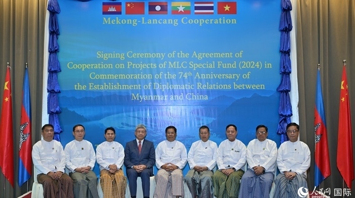 中國(guó)駐緬甸大使陳海（左四）與緬方執(zhí)行部委部長(zhǎng)合影。人民網(wǎng)記者 謝佳君攝