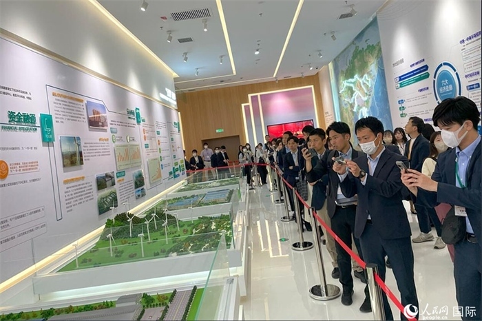 日本創(chuàng)價學會青年代表團在烏魯木齊市文化中心規(guī)劃館參觀。人民網(wǎng)記者 張麗婭攝