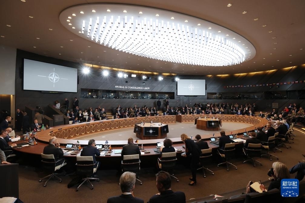 這是6月14日在比利時布魯塞爾北約總部拍攝的北約防長會現(xiàn)場。新華社記者 趙丁喆 攝