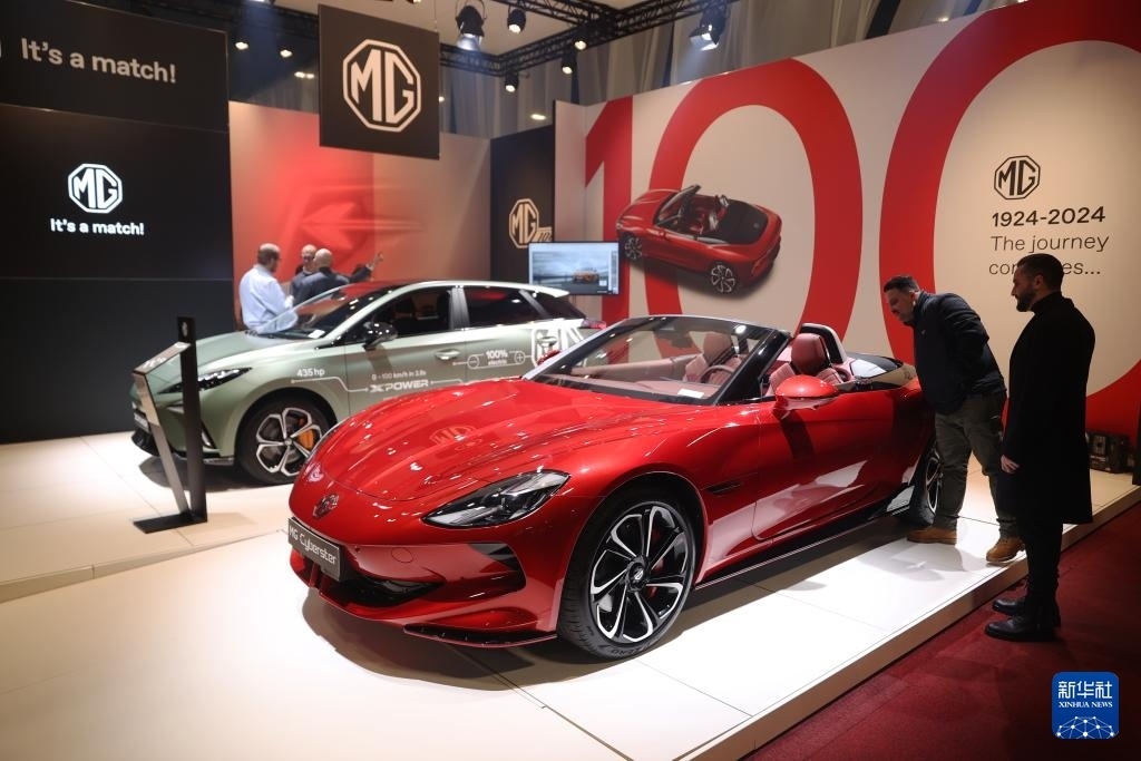 2024年1月17日，人們?cè)诒壤麜r(shí)布魯塞爾舉辦的2024布魯塞爾汽車展上參觀上汽名爵電動(dòng)汽車。新華社記者 趙丁喆 攝