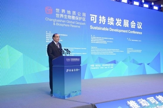  6月15日，聯(lián)合國教科文組織東亞地區(qū)辦事處主任夏澤翰在“長白山·世界地質公園、世界生物圈保護區(qū)可持續(xù)發(fā)展會議”上做主旨演講。新華社發(fā)