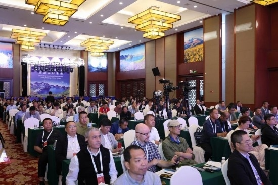  6月15日，“長白山·世界地質公園、世界生物圈保護區(qū)可持續(xù)發(fā)展會議”現(xiàn)場。新華社發(fā)