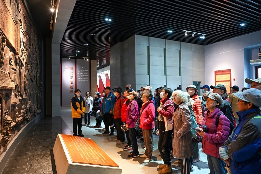 △ 2024年4月10日，北京朝陽區(qū)安慧里社區(qū)黨委組織離退休黨員參觀“明鏡昭廉”明代反貪尚廉歷史文化園。