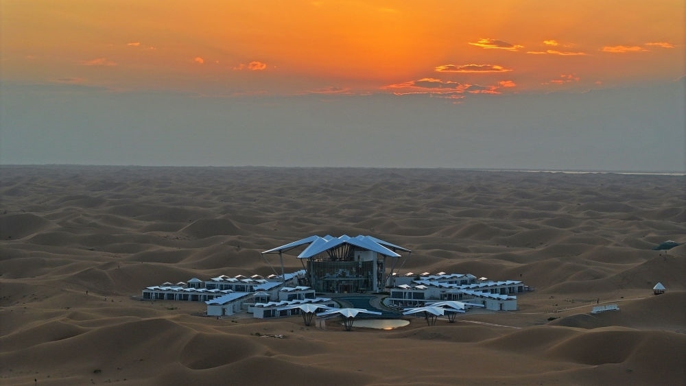 這是位于寧夏中衛(wèi)市沙坡頭景區(qū)的星星酒店（2023年9月6日攝，無人機(jī)照片）。新華社記者 王鵬 攝