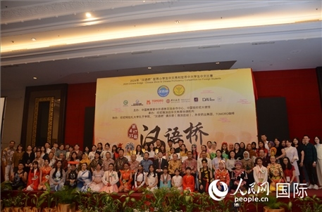 出席閉幕典禮的嘉賓、學(xué)校師生及獲獎(jiǎng)選手等合影留念。人民網(wǎng)記者李培松攝