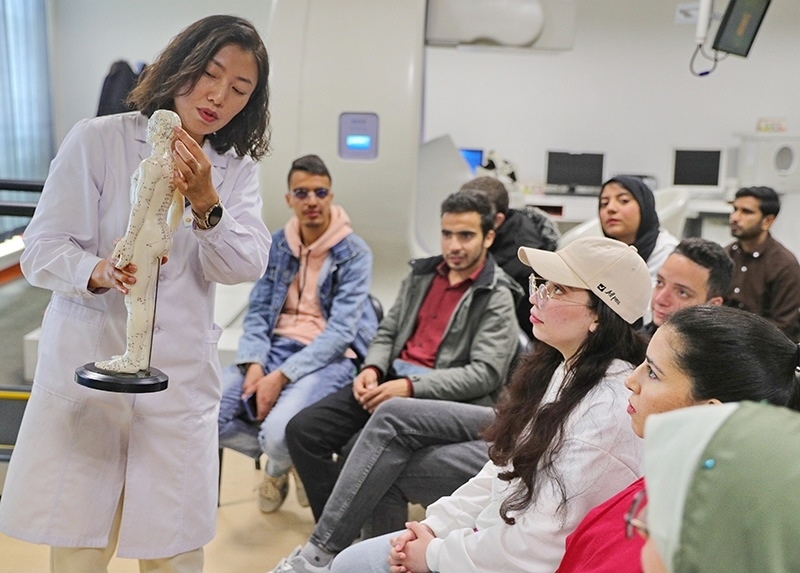 2023年4月19日，河北省秦皇島市中醫(yī)醫(yī)院醫(yī)務(wù)工作者為燕山大學(xué)外國留學(xué)生講解中醫(yī)經(jīng)絡(luò)知識。