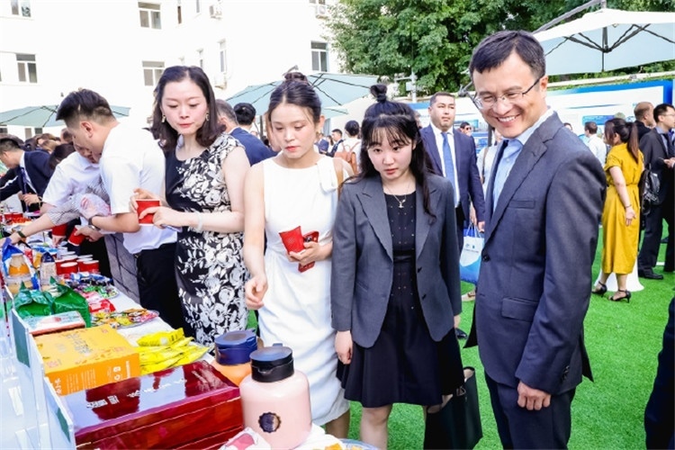 與會(huì)嘉賓參觀品鑒上合組織農(nóng)業(yè)基地特產(chǎn)。主辦方供圖