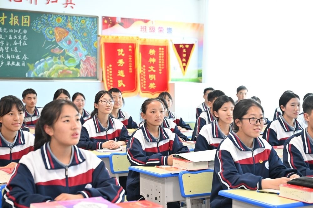 2024年6月18日，果洛西寧民族中學(xué)學(xué)生在上課。