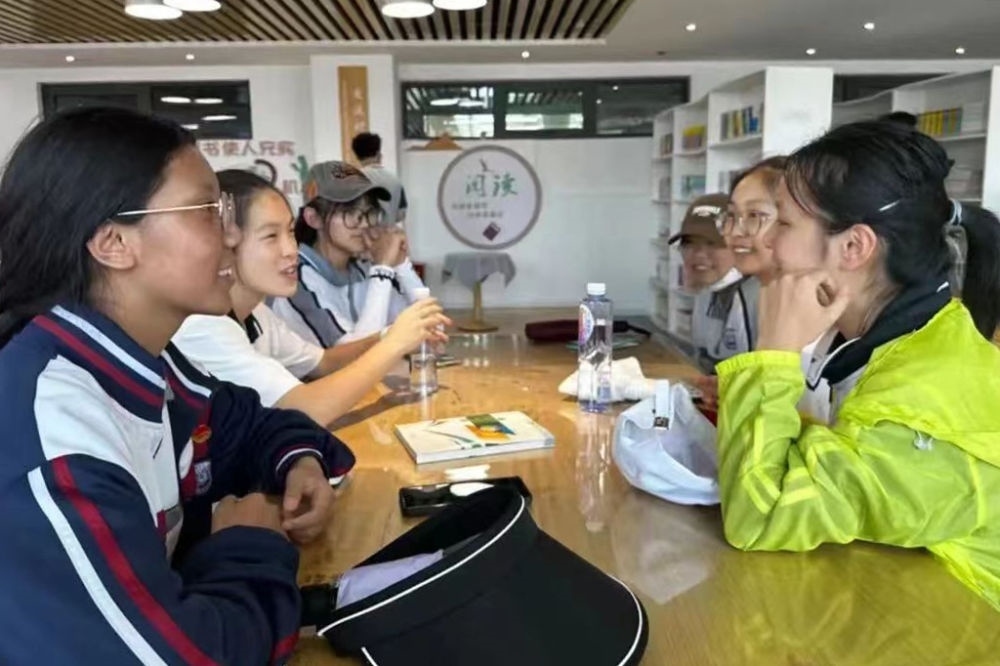 2023年7月10日，在果洛西寧民族中學(xué)，上海市大同中學(xué)學(xué)生（右）與果洛西寧民族中學(xué)學(xué)生交流。新華社發(fā)（果洛州教育局供圖）