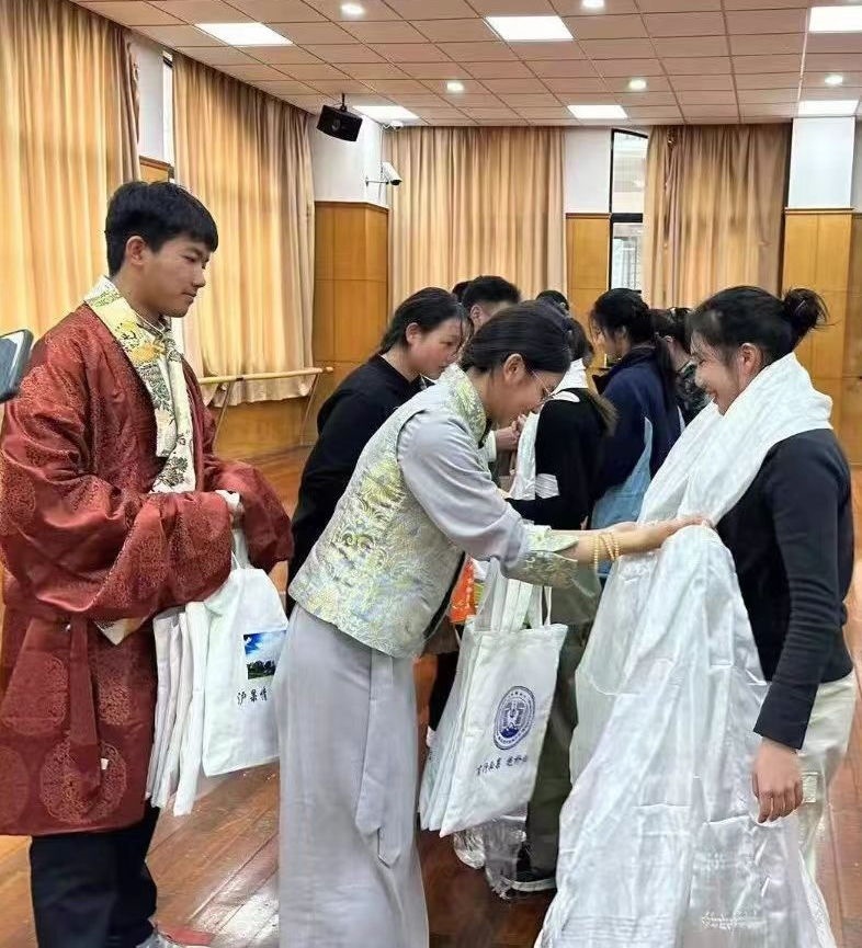 2024年1月18日，在上海市大同中學(xué)，果洛西寧民族中學(xué)學(xué)生給上海大同中學(xué)師生獻(xiàn)哈達(dá)。新華社發(fā)（果洛州教育局供圖）