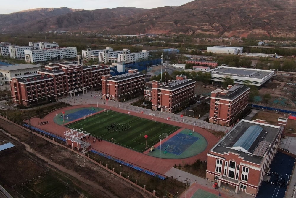 2021年4月28日拍攝的果洛西寧民族中學(xué)（無(wú)人機(jī)照片）。