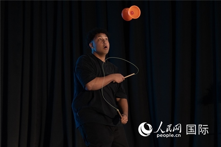 參賽選手表演的抖空竹如行云流水。人民日報(bào)非洲中心分社 希拉茲·莫林?jǐn)z