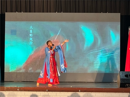 一等獎(jiǎng)獲得者彩翼進(jìn)行才藝表。（圖片來源：孔子課堂）