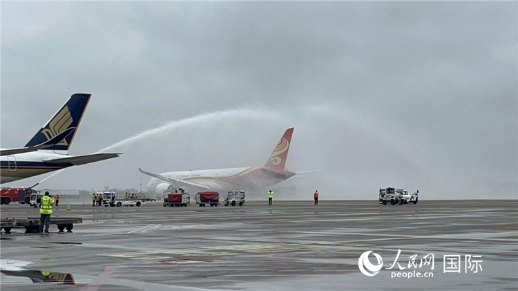 航班享受“水門禮”后起飛。牛瑞飛攝