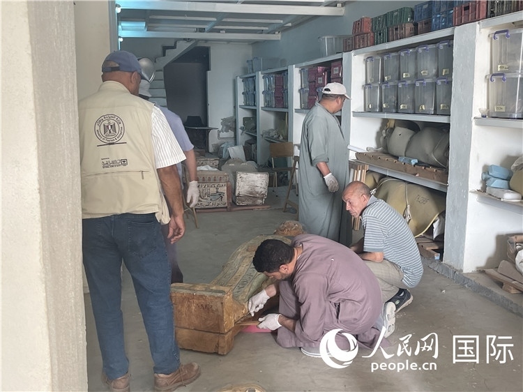 圖為中埃薩卡拉新出土文物數(shù)字化調(diào)查與研究項(xiàng)目團(tuán)隊(duì)在工作現(xiàn)場(chǎng)。薛江攝