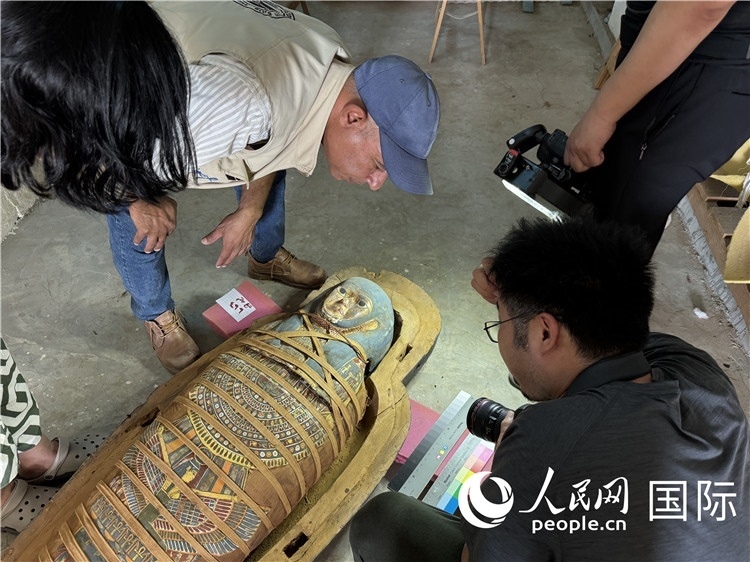 圖為中埃薩卡拉新出土文物數(shù)字化調(diào)查與研究項(xiàng)目團(tuán)隊(duì)在工作現(xiàn)場(chǎng)。薛江攝