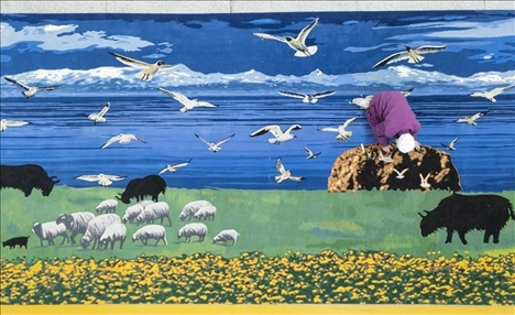 在青海省西寧市圣源地毯集團(tuán)有限公司生產(chǎn)車間，操作工檢查毯面、拔花刺（2023年2月4日攝）。新華社記者 才揚(yáng) 攝